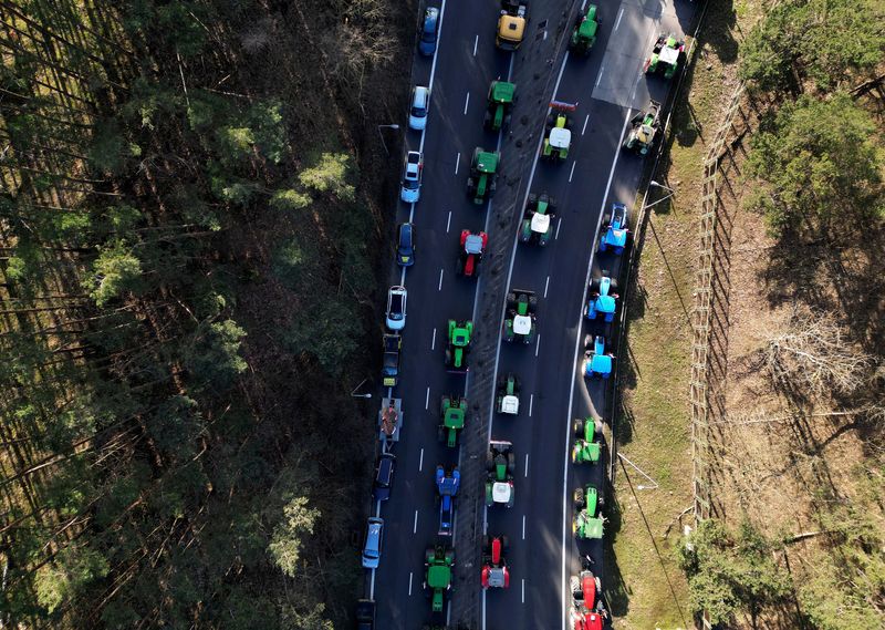 &copy; Reuters. FOTO DE ARCHIVO. Una foto tomada por un dron muestra a agricultores polacos bloqueando la autopista A2 para protestar por la presión de los precios, los impuestos y la normativa ecológica, quejas compartidas por agricultores de toda Europa y contra la i