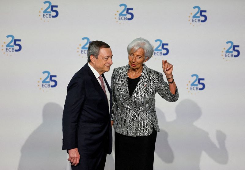 &copy; Reuters. FILE PHOTO: European Central Bank president Christine Lagarde speaks with former ECB president Mario Draghi during a ceremony to celebrate the 25th anniversary of the ECB, in Frankfurt, Germany, May 24, 2023. REUTERS/Kai Pfaffenbach /Pool//File Photo