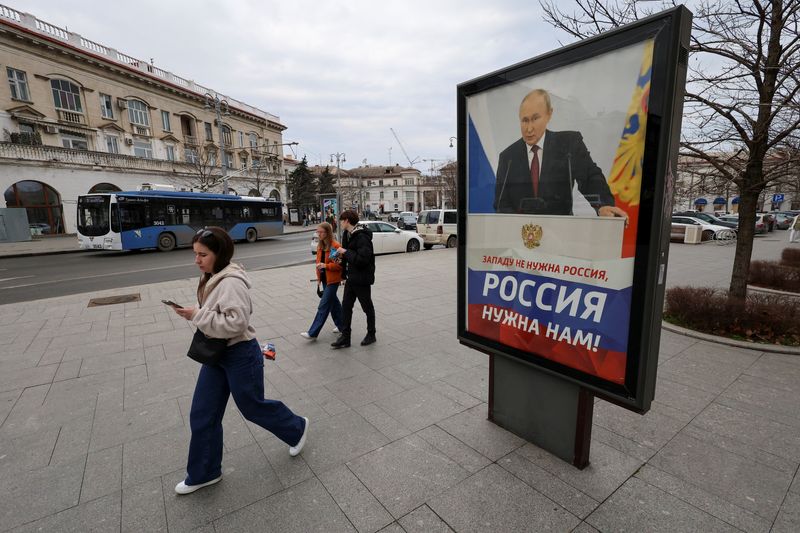 &copy; Reuters. Cartaz em apoio a Vladimir Putin na Crimeia
 14/2/2024   REUTERS/Alexey Pavlishak