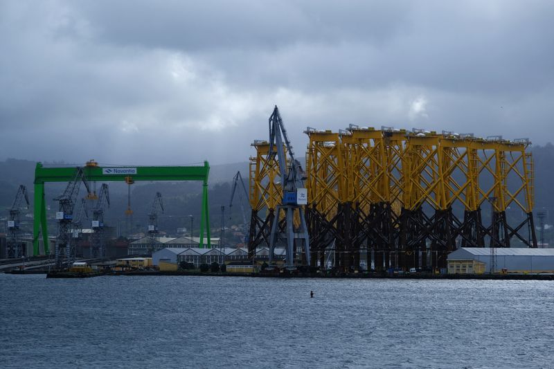 &copy; Reuters. FOTO DE ARCHIVO. Plataformas que soportan turbinas eólicas marinas en el astillero español Navantia Seanergies en Fene, cerca de la Ría de Ferrol, Galicia, España. 14 de abril de 2023. REUTERS/Nacho Doce