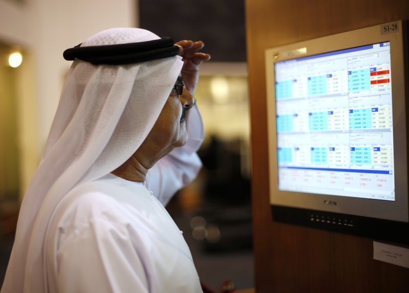&copy; Reuters. متعامل يتابع شاشة تعرض مؤشرات الأسهم في بورصة دبي بصورة من أرشيف رويترز.