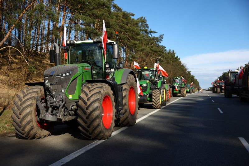 &copy; Reuters. Des agriculteurs polonais bloquent l'autoroute frontalière allemande pour protester contre les lois agricoles de l'UE, près de la frontière germano-polonaise, près de Swiecko, en Pologne. /Photo prise le 25 février 2024/REUTERS/Lisi Niesner