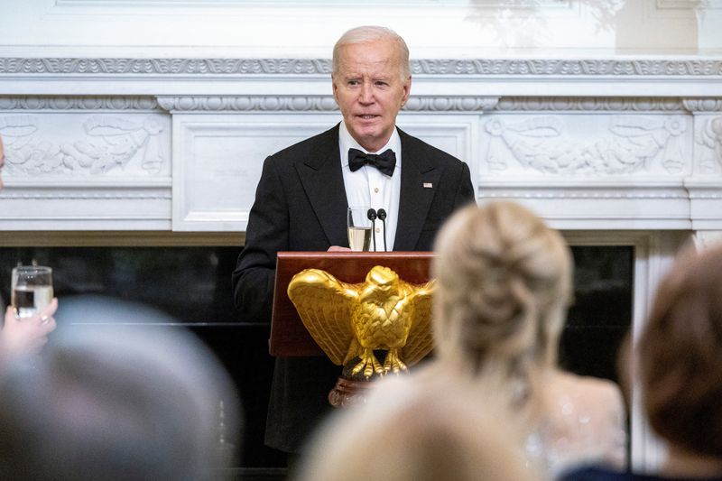 &copy; Reuters. U.S. President Joe Biden speaks at a black-tie dinner for U.S. governors attending the National Governors Association winter meeting, at the White House in Washington, U.S., February 24, 2024. REUTERS/Amanda Andrade-Rhoades