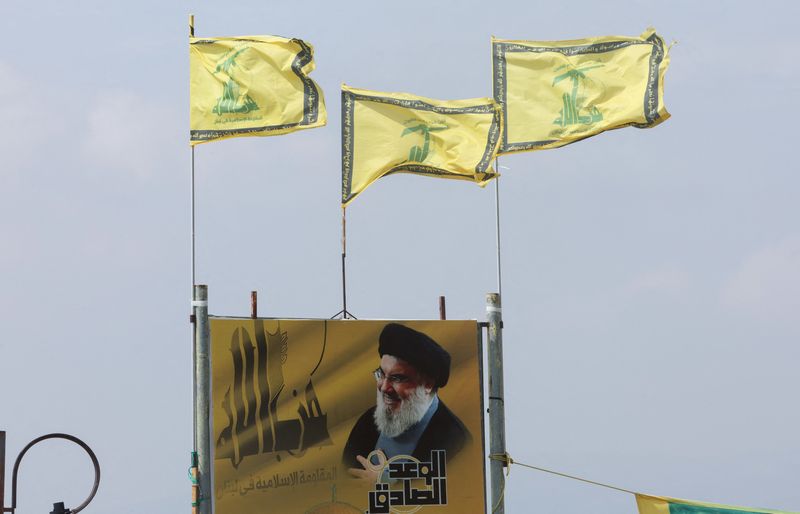 &copy; Reuters. Bandeiras do Hezbollah sobre foto do líder do grupo, Sayyed Hassan Nasrallah, no sul do Líbano
08/10/2023
REUTERS/Aziz Taher
