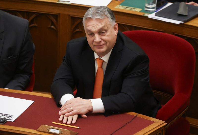 &copy; Reuters. رئيس وزراء المجر فيكتور أوربان قبل توصيت البرلمان على مشروع قانون يسمح بانضمام السويد إلى حلف شمال الأطلسي في بودابست يوم الاثنين. تصوير: بر