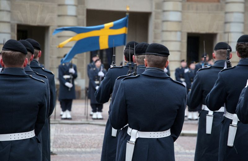 &copy; Reuters. FILE PHOTO: Swedish soldiers take part in the changing of the guard ceremony in the courtyard of the Royal Palace in Stockholm, Sweden, February 24, 2024. REUTERS/Tom Little/File Photo