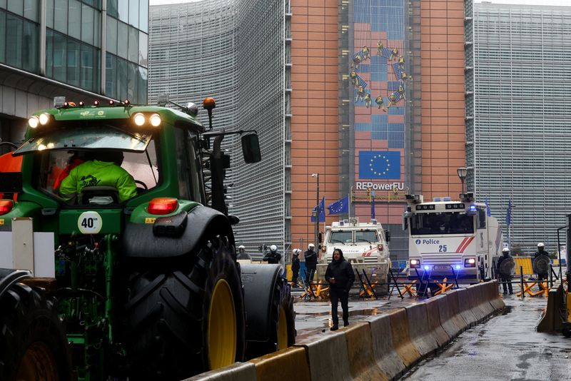 &copy; Reuters. جرار يقف بالقرب من مقر المفوضية الأوروبية خلال مظاهرة للمزارعين الأوروبيين على الضغوط من ارتفاع الأسعار والضرائب والضوابط الخضراء تزامنا 