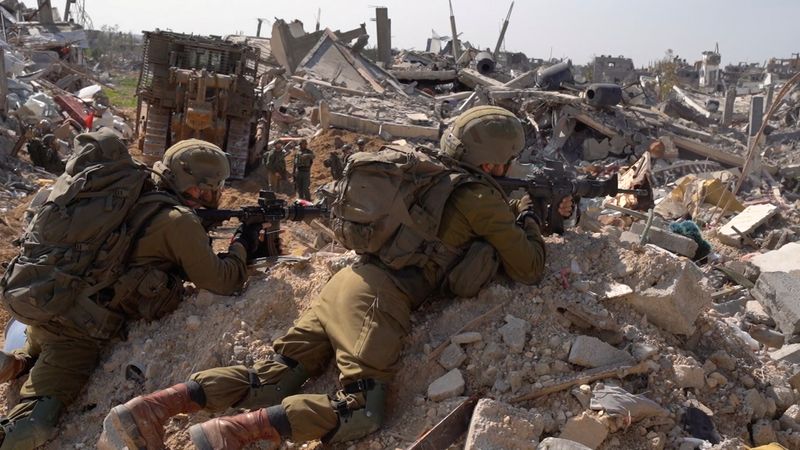 &copy; Reuters. جنود إسرائيليون وسط أنقاض مباني خلال عملية عسكرية في موقع تم تحديده على أنه قطاع غزة في صورة مأخوذة من مقطع فيديو حصلت عليه رويترز من الجيش ا