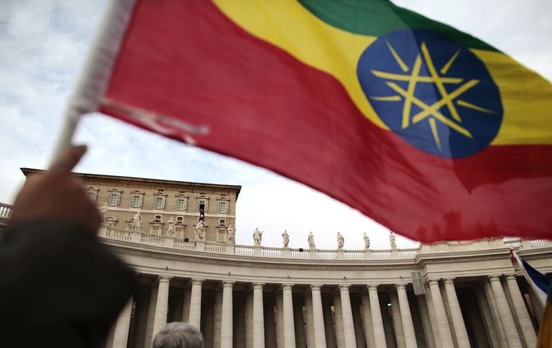 &copy; Reuters. Un drapeau éthiopien brandit sur la place Saint-Pierre, au Vatican. /Photo prise le 19 janvier 2014/REUTERS/Tony Gentile