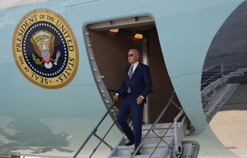 © Reuters. U.S. President Joe Biden arrives at the John F. Kennedy International Airport in Queens, New York, U.S. February 26, 2024. REUTERS/Leah Millis