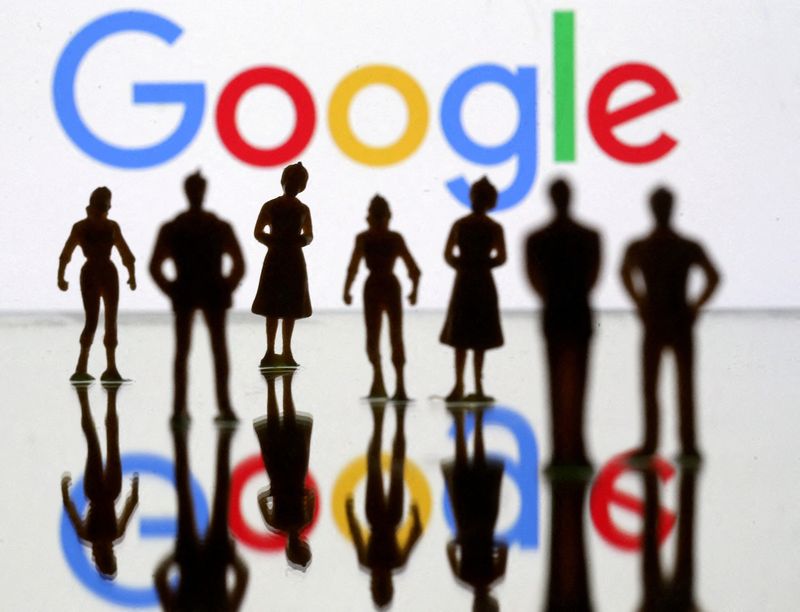 &copy; Reuters. Foto de archivo ilustrativa de pequeñas figuras frente al logo de Google Abril 8, 2019. REUTERS/Dado Ruvic/
