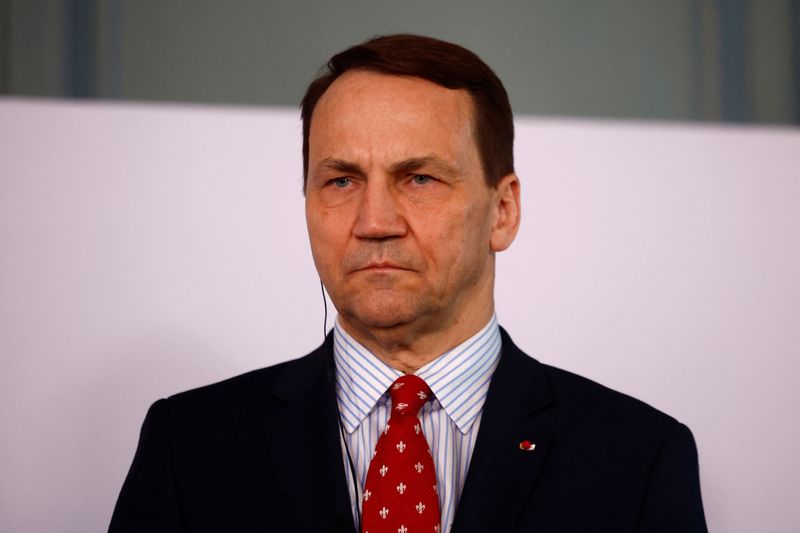 &copy; Reuters. Polish Foreign Minister Radoslaw Sikorski attends a joint presse conference with German Foreign Minister Annalena Baerbock and French Foreign and European Affairs Minister Stephane Sejourne (not seen) after their Weimar Triangle talks at the Chateau de La