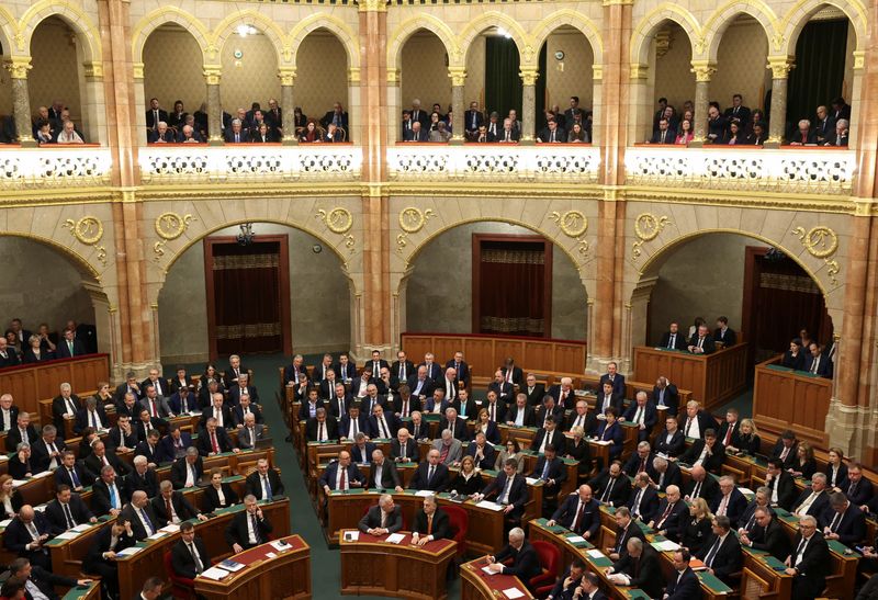 © Reuters. منظر عام للبرلمان المجري قبل التصويت على طلب السويد الانضمام لحلف شمال الأطلسي في بودابست يوم الاثنين. تصوير: برناديت سابو - رويترز.