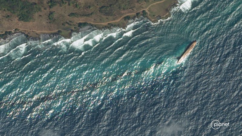 &copy; Reuters. FOTO DE ARCHIVO: Una imagen de satélite muestra un vertido de petróleo, frente a la costa de la isla de Tobago, en Trinidad y Tobago, 9 de febrero de 2024. Planet Labs PBC/Handout via REUTERS/Foto de archivo