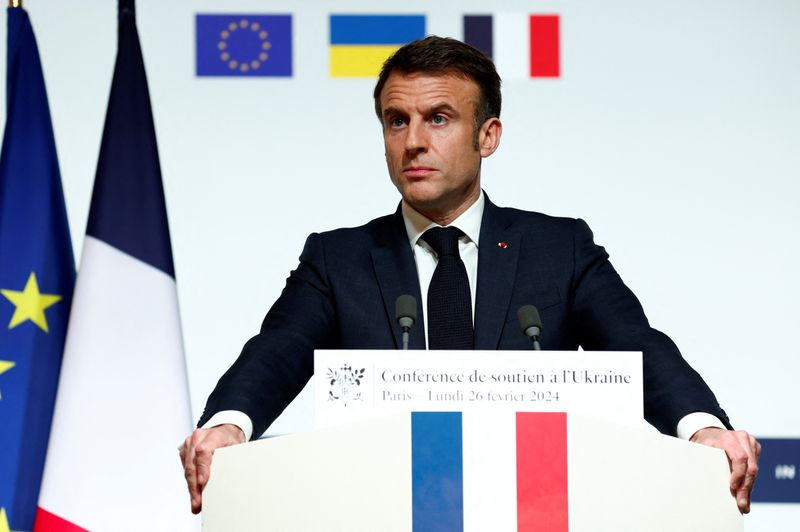 © Reuters. French President Emmanuel Macron speaks during a press conference at the end of the conference in support of Ukraine, with European leaders and government representatives, at the Elysee Palace in Paris, France, February 26, 2024. REUTERS/Gonzalo Fuentes/Pool
