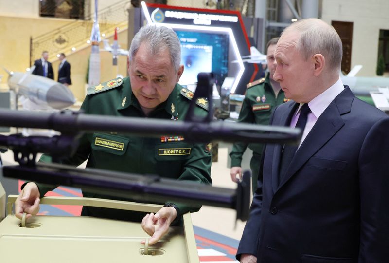 &copy; Reuters. Russian President Vladimir Putin and Defence Minister Sergei Shoigu tour an exhibition of cutting-edge pieces of armament following an expanded meeting of the Defence Ministry Board at the National Defence Control Centre in Moscow, Russia December 19, 202