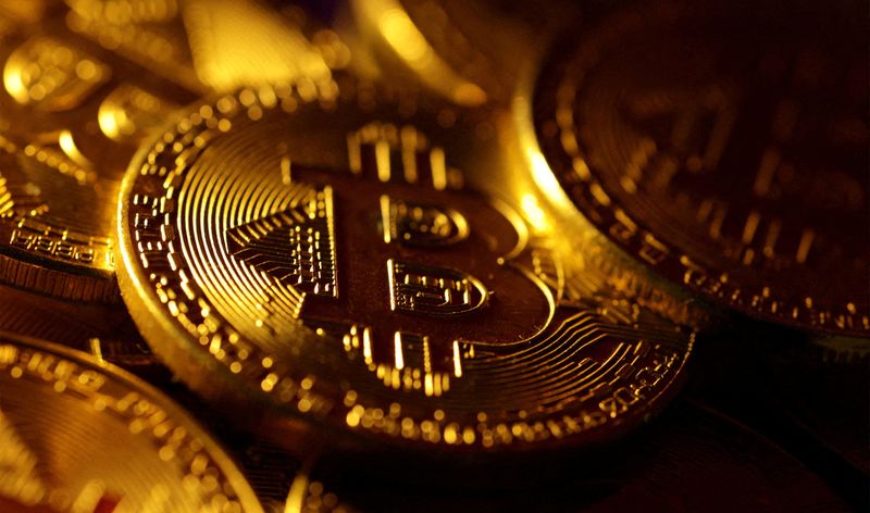 &copy; Reuters. FILE PHOTO: Physical representations of the bitcoin cryptocurrency are seen in this illustration taken October 24, 2023. REUTERS/Dado Ruvic/Illustration/File Photo