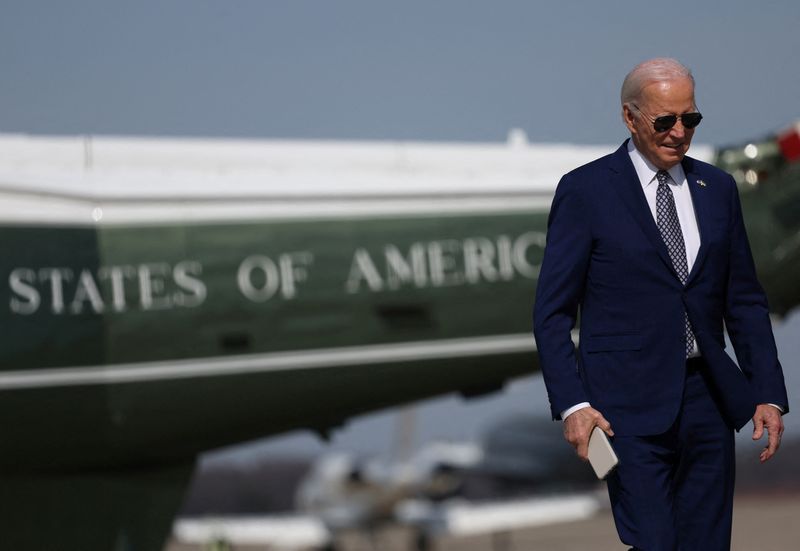 &copy; Reuters. Le président américain Joe Biden embarque à bord d'Air Force One pour se rendre à New York depuis la base militaire d'Andrews, dans le Maryland (États-Unis). /Photo prise le 26 février 2024/REUTERS/Leah Millis