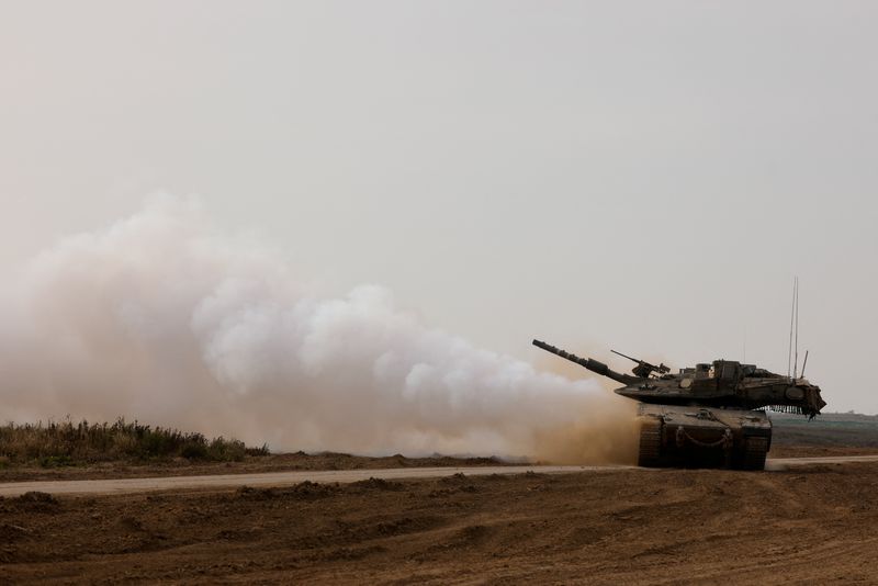 &copy; Reuters. An Israeli tank returns from the southern Gaza strip, in southern Israel, February 26, 2024. REUTERS/Amir Cohen 