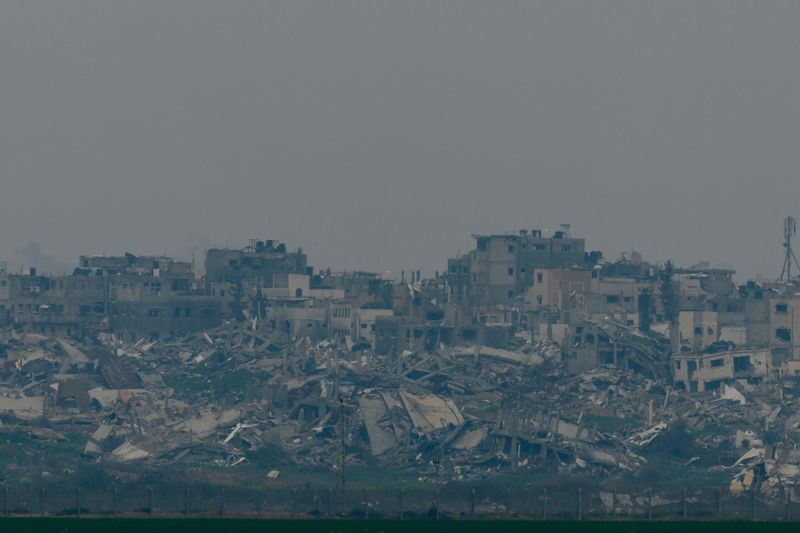 © Reuters. منظر عام لمنطقة قصفت في قطاع غزة، وسط الصراع بين إسرائيل وحركة المقاومة الإسلامية حماس، بالقرب من الحدود الإسرائيلية يوم 24 فبراير شباط 2024. تصوير: سوزان بيرا- رويترز.