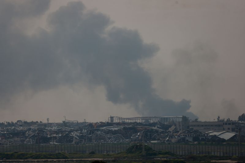 © Reuters. Smoke rises over the northern Gaza strip, as seen from Israel, February 26, 2024. REUTERS/Amir Cohen