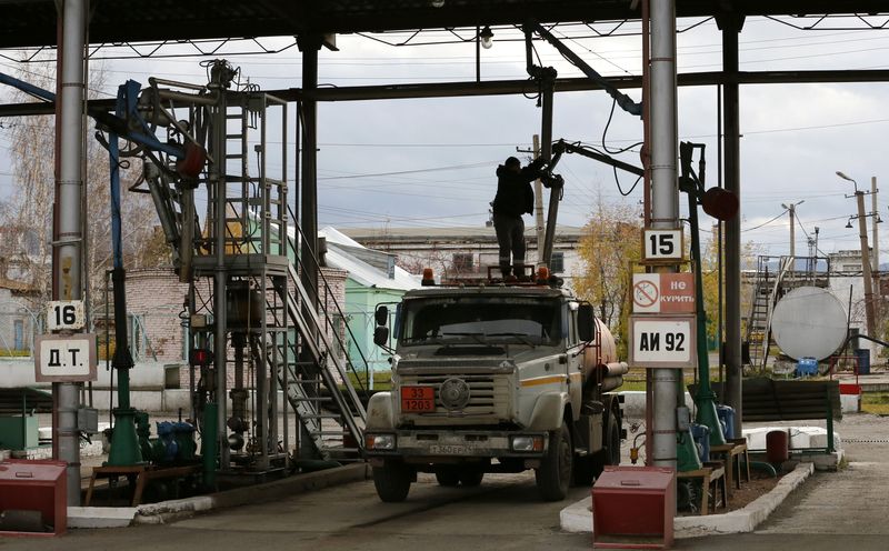 &copy; Reuters. 　２月２７日、ロシアはガソリン輸出を３月１日から６カ月間禁止すると発表した。写真は２０１４年１０月、シベリアのクラスノヤルスクで撮影（２０２４年　ロイター／Ilya Naymushin）