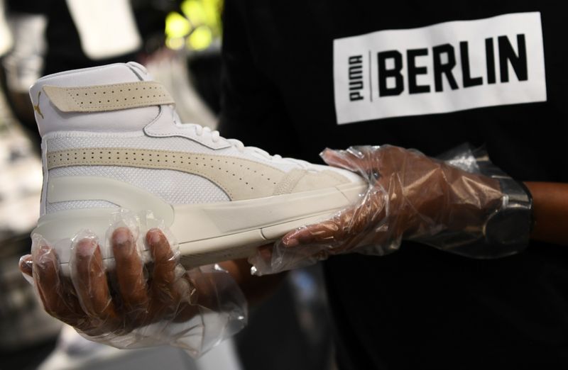 &copy; Reuters. A salesman shows a shoe in the sport store PUMA, as the spread of the coronavirus disease (COVID-19) continues, in Berlin, Germany, April 25, 2020.  REUTERS/Annegret Hilse/file photo