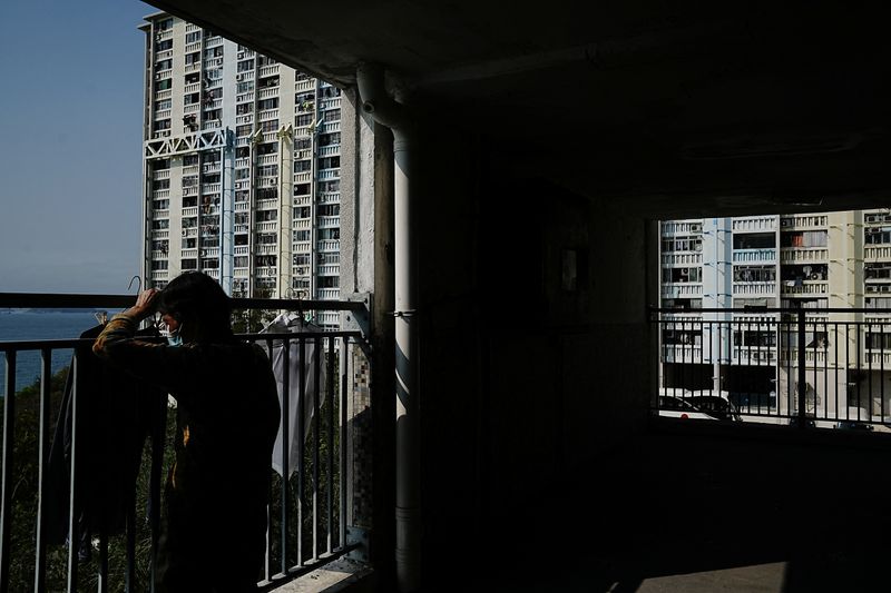 &copy; Reuters. A resident hangs laundry at Wah Fu public housing estate in Hong Kong, China February 13, 2023. REUTERS/Lam Yik/file photo