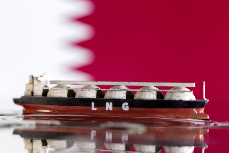 &copy; Reuters. نموذج لناقلة غاز طبيعي أمام علم قطر في صورة توضيحية من أرشيف رويترز.