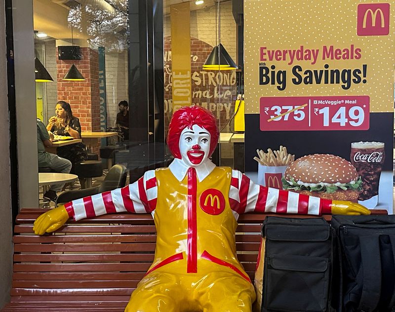 &copy; Reuters. FOTO DE ARCHIVO. Una estatua de Ronald McDonald, la mascota oficial de la cadena de comida rápida McDonald's en su establecimiento de Bombay, India. 26 de febrero de 2024. REUTERS/Francis Mascarenhas