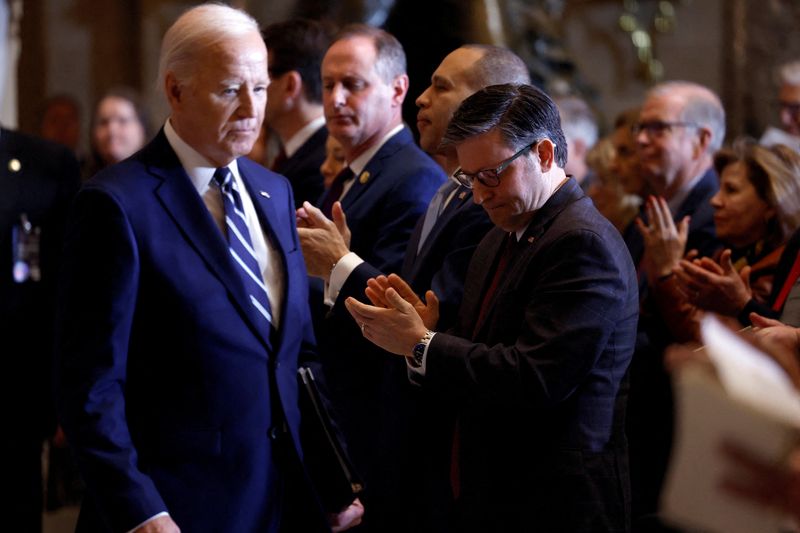 &copy; Reuters. FILE PHOTO: U.S. House of Representatives Democratic leader Hakeem Jeffries (D-NY) and U.S. House Speaker Mike Johnson (R-LA) applaud U.S. President Joe Biden during the annual National Prayer Breakfast at the U.S. Capitol in Washington, D.C., U.S., Febru