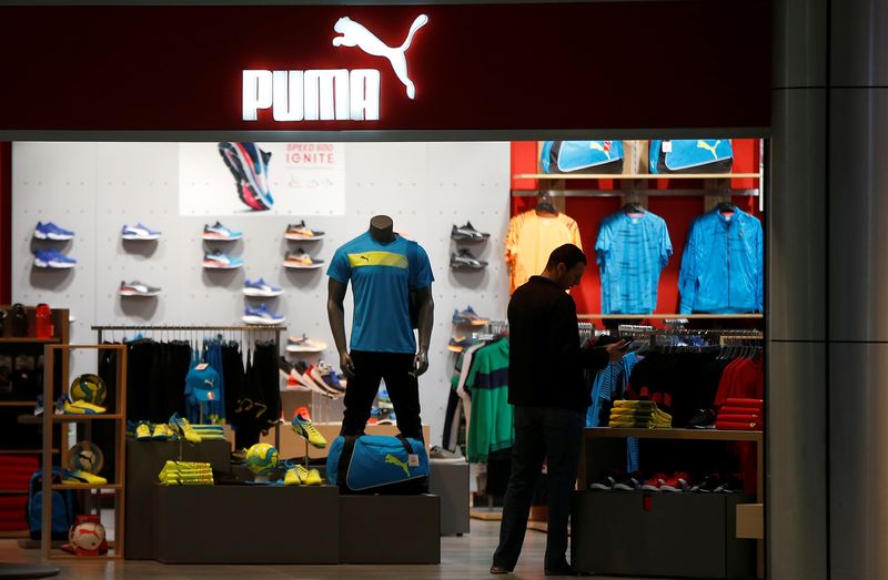© Reuters. FILE PHOTO: A customer visits a store of Puma sportswear company at Tbilisi Mall in Tbilisi, Georgia, April 22, 2016. REUTERS/David Mdzinarishvili/File Photo