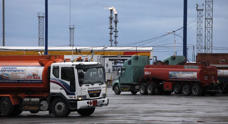&copy; Reuters. Caminhões-tanque nos arredores da refinaria Achinsk da Rosneft, Rússia. REUTERS/Ilya Naymushin