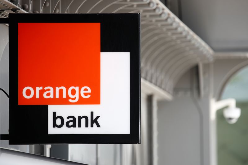 &copy; Reuters. Le logo d' Orange Bank au siège du groupe à Issy-les-Moulineaux. /Photo d'archives/REUTERS/Gonzalo Fuentes