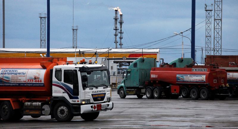 &copy; Reuters. Des camions-citernes d'essence sont vus à l'extérieur de la raffinerie de pétrole Rosneft Achinsk, l'un des plus grands fournisseurs de carburant de Sibérie. /Photo d'archives/REUTERS/Ilya Naymushin