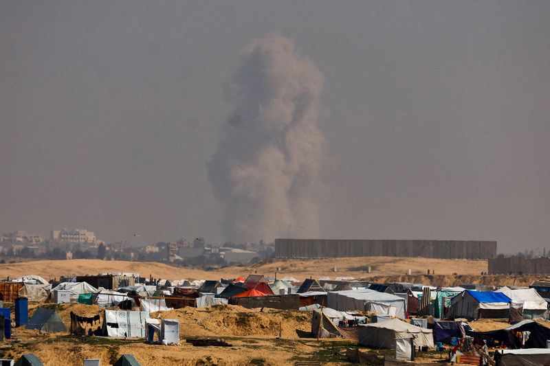 &copy; Reuters. Smoke rises during an Israeli ground operation in Khan Younis, amid the ongoing conflict between Israel and the Palestinian Islamist group Hamas, as seen from a tent camp sheltering displaced Palestinians in Rafah, in the southern Gaza Strip, February 26,