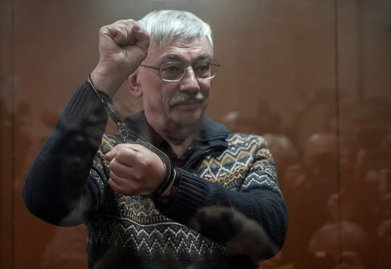 © Reuters. Russian veteran human rights campaigner Oleg Orlov gestures behind a glass wall of an enclosure for defendants as he attends a court hearing in Moscow, Russia February 27, 2024. Orlov was sentenced to two and a half years in prison after he was found guilty of discrediting Russia's armed forces. REUTERS/Tatyana Makeyeva
