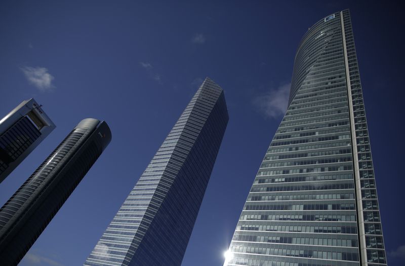 &copy; Reuters. FOTO DE ARCHIVO. Los rascacielos Torre Cepsa, Torre PwC, Torre de Cristal y Torre Espacio en Madrid, España. 25 de febrero de 2016. REUTERS/Andrea Comas
