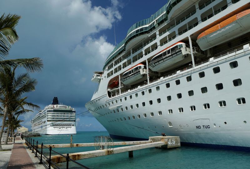 &copy; Reuters. FILE PHOTO: Cruise ships of the Norwegian Cruise Line 'Norwegian Dawn" (L) and Royal Caribbean's 'Grandeur of the Seas" (R) are seen docked at the Royal Naval Dockyard near the port of Hamilton, Bermuda.  REUTERS/Gary Cameron/File Photo