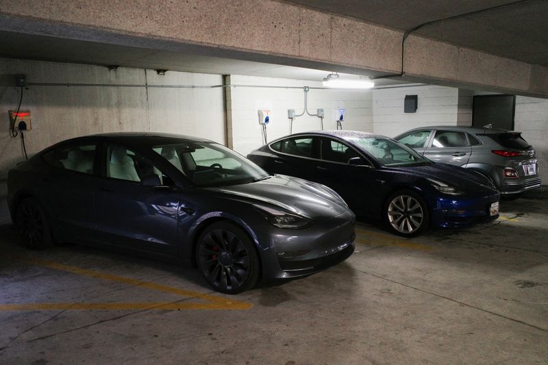 &copy; Reuters. FILE PHOTO: Tesla and Hyundai electric vehicles (EVs) charge at EV charging stations inside a parking garage owned by the City of Baltimore, Maryland, U.S., March 23, 2023. REUTERS/Bing Guan/File Photo