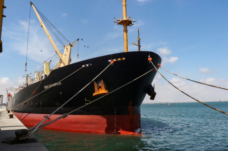 &copy; Reuters. La nave da carico Sea Champion, battente bandiera greca, è attraccata al porto di Aden, nello Yemen, dove è arrivata dopo essere stata attaccata nel Mar Rosso in quello che sembra essere stato un attacco missilistico sbagliato da parte delle milizie Hou