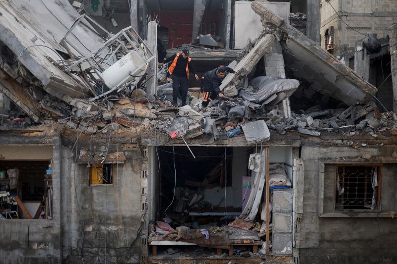 &copy; Reuters. Palestinos inspeccionan el lugar de un ataque israelí contra una casa, en medio del conflicto en curso entre Israel y el grupo islamista palestino Hamás, en Rafah, en el sur de la Franja de Gaza, el 27 de febrero de 2024. REUTERS/Mohammed Salem  