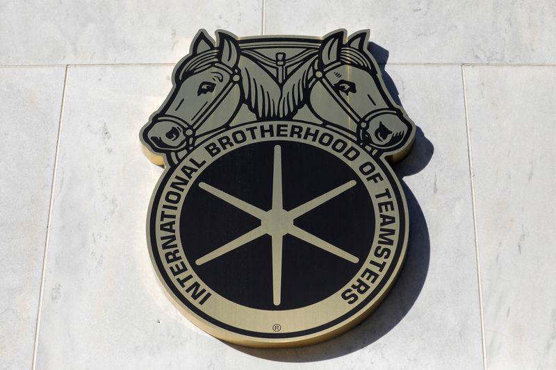 &copy; Reuters. FILE PHOTO: The logo of the International Brotherhood of Teamsters labor union is seen on the outside of their headquarters in Washington, D.C., U.S., August 30, 2020. REUTERS/Andrew Kelly/File Photo