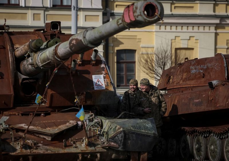 &copy; Reuters. Militares ucranianos visitam uma exposição exibindo veículos militares russos destruídos no centro de Kiev
27/02/2024
REUTERS/Gleb Garanich