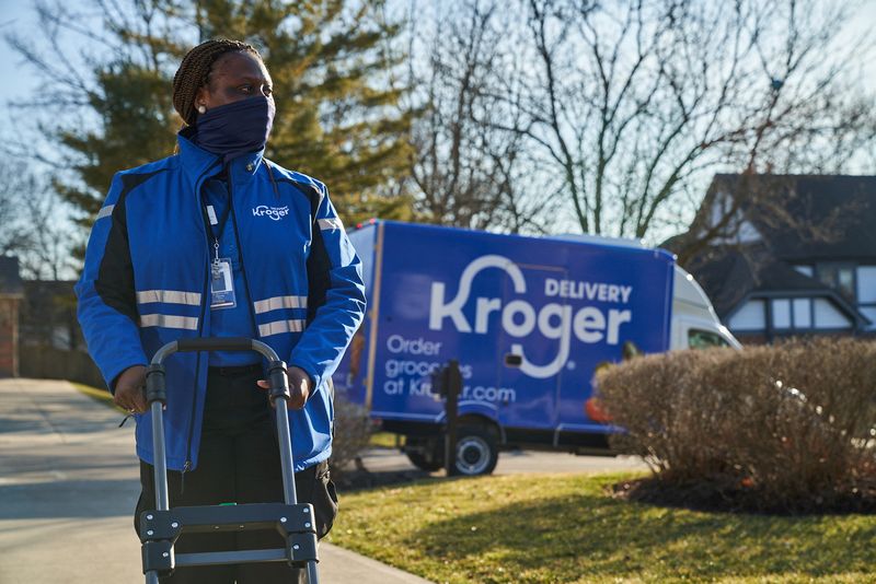 &copy; Reuters. FILE PHOTO: An undated handout photo shows a Kroger worker delivering groceries in the U.S. obtained by Reuters on June 15, 2022. Kroger/Handout via REUTERS/File Photo