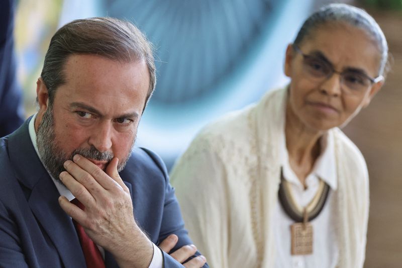 &copy; Reuters. Ministro de Minas e Energia, Alexandre Silveira, e ministra do Meio Ambiente e Mudança do Clima, Marina Silva, participam de cerimônia no Palácio do Planalto, em Brasília
14/09/2023
REUTERS/Ueslei Marcelino