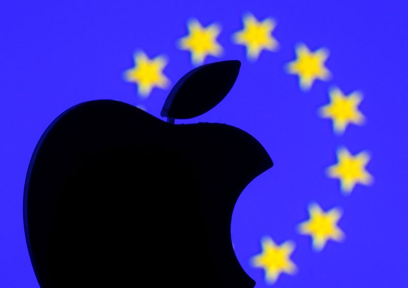 &copy; Reuters. FILE PHOTO: A 3D printed Apple logo is seen in front of a displayed European Union flag in this illustration taken September 2, 2016. REUTERS/Dado Ruvic/Illustration/File Photo