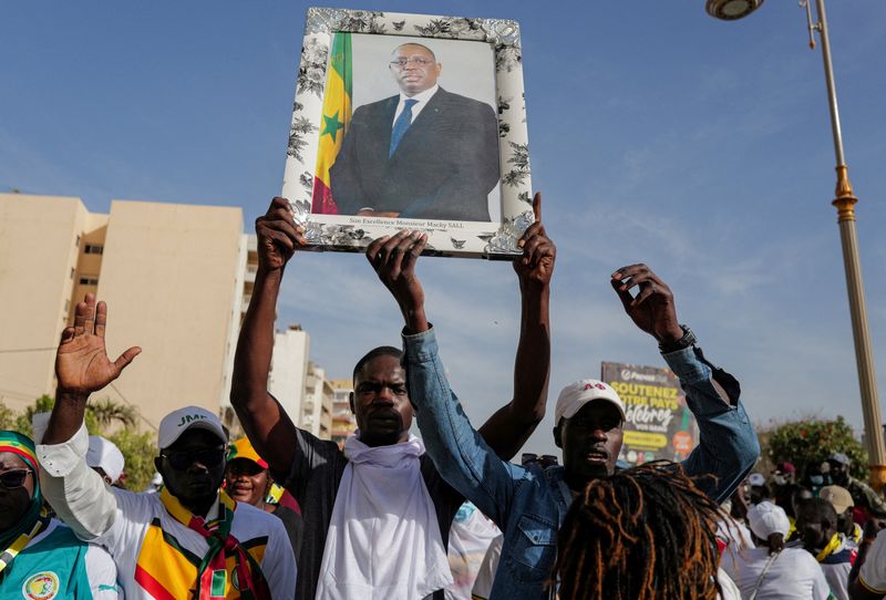 &copy; Reuters. Les partisans du président sénégalais Macky Sall défilent pour le soutenir après le report de l'élection présidentielle du 25 février et avant un dialogue national proposé par Sall, à Dakar, au Sénégal. /Photo prise le 24 février 2024/REUTERS