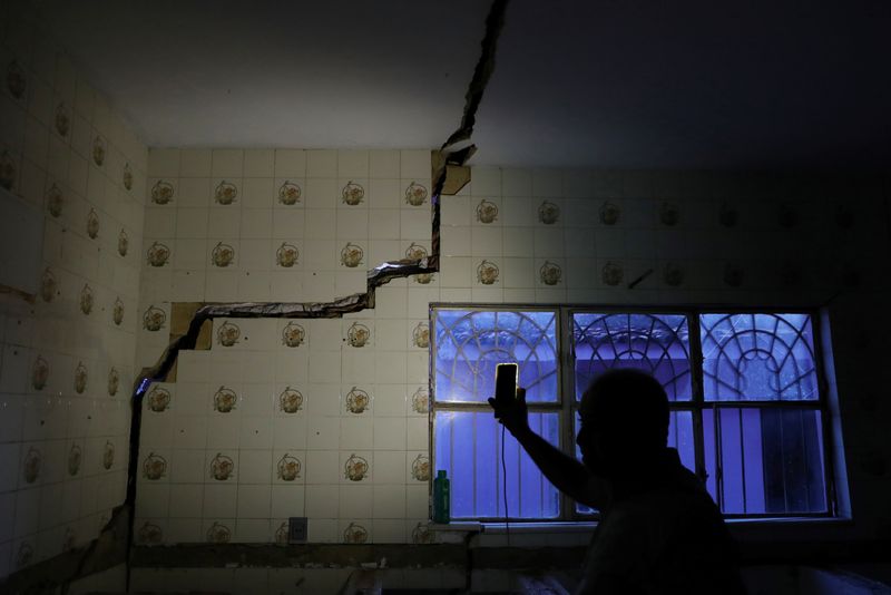 &copy; Reuters. Morador mostra danos em sua casa ligados à mineração de sal-gema da Braskem em Maceió
28/01/2020
REUTERS/Amanda Perobelli