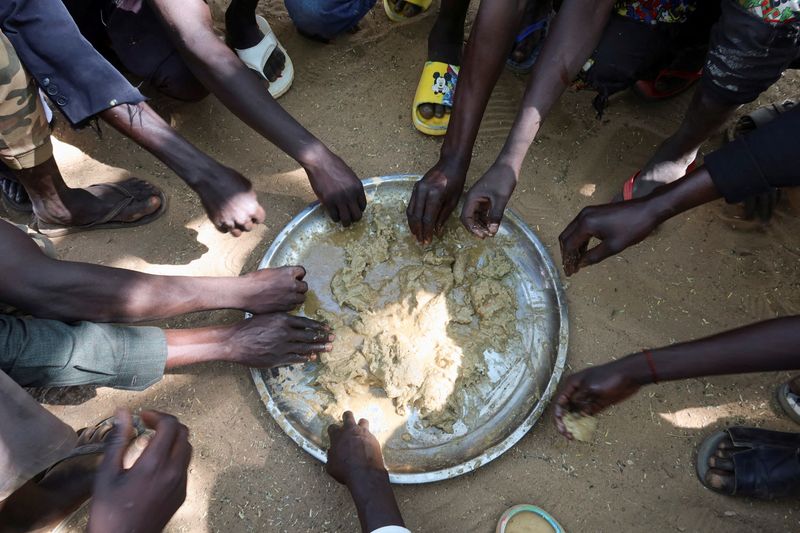 &copy; Reuters. لاجئون يتناولون الطعام في مخيم أدري للاجئين السودانيين في تشاد يوم 28 نوفمبر تشرين الثاني 2023. تصوير: الطيب صديق - رويترز      